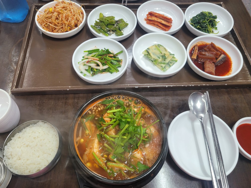 어제 간만에 한잔하고  복국으로 해장
오늘더 즐겁게 하루 시작해보자
