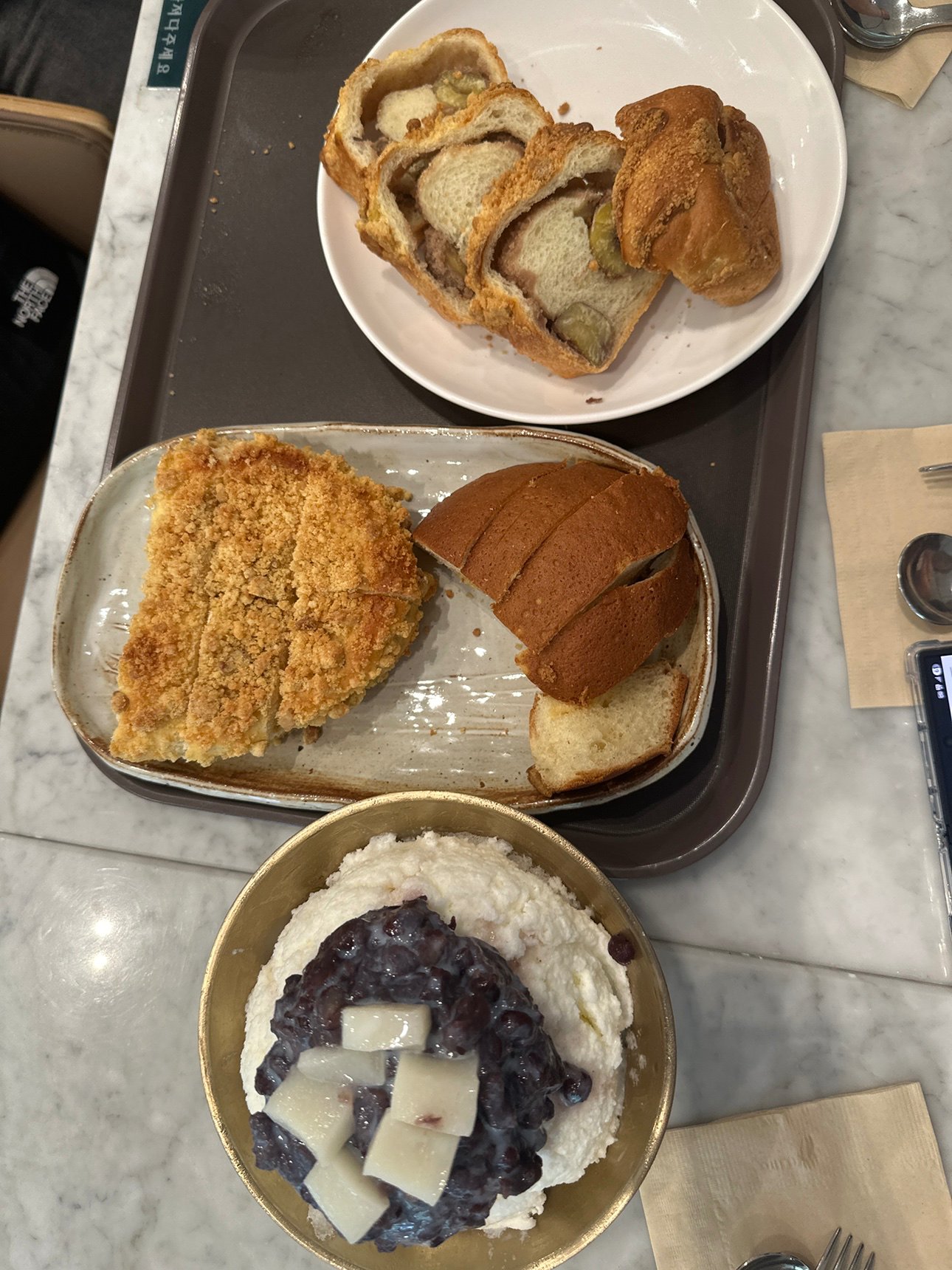 빙수랑 빵 먹을 사람~