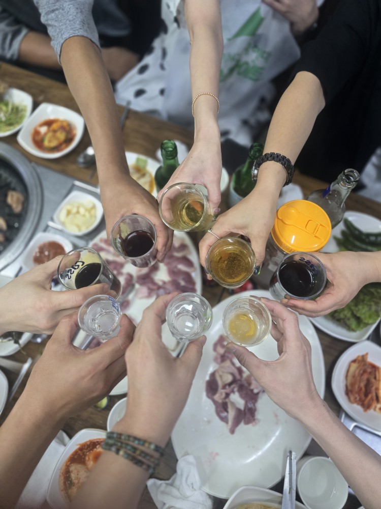 본격적인 하계 주류 학회를 앞두고,
우리가 그냥 넘어갈 리 없죠? 그래서 준비한 사전 모임! 😆

의제는 주류 학회에 필요한 준비물과 차편,...  
뭐 기타등등 여러가지 있지만 우리의 회의는 단 5분으로 끝!

그 후 자리는 오직 웃음과 수다, 그리고 시원한 술로 채워졌습니다 🍻

굳이 이유가 없어도 잘 모이는 우리가,
학회라는 대의명분(?)까지 있으니 더 당당하게 즐긴 하루였네요.

사전 모임에서 이렇게 뜨겁게 달렸으니,
본 학회는 과연 어떤 전설을 남길지… 기대해봅니다 ㅋㅋ

쓰레빠능 오늘도 달린다~~~♡