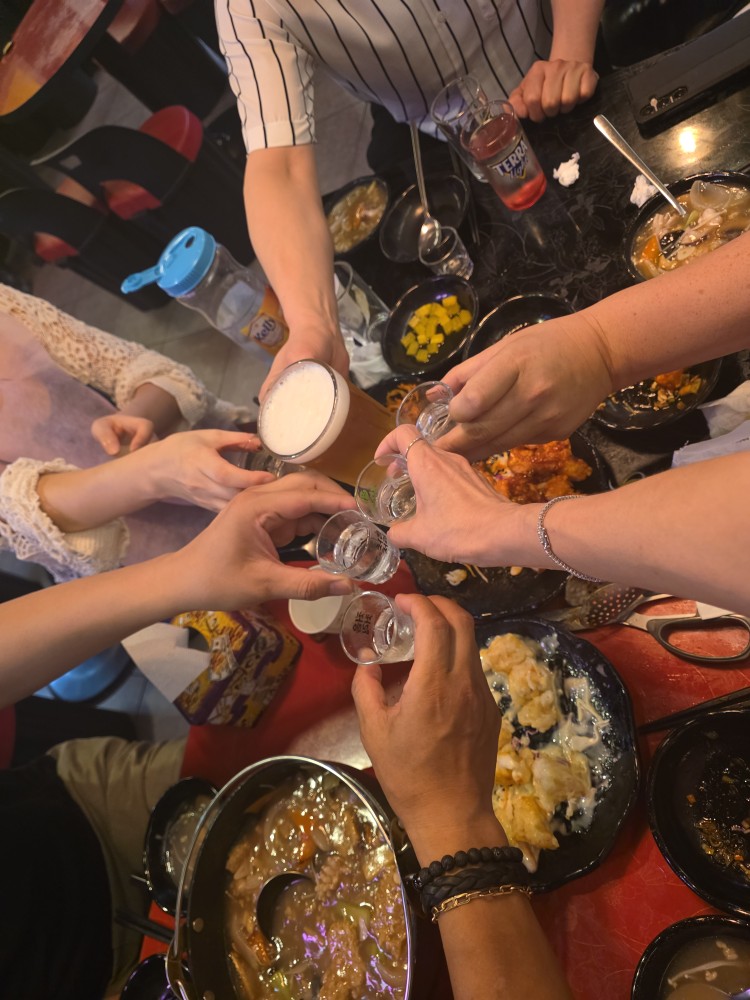 즐겁고 음식이 넘 맛났어요
@제이드75옥길여 느을 함께해주는  제이드 함께해주고 맛난거 먹으며 신나하는데 너도 신나해서  배로 신났어 ㅋㅋ
@오토 75/신도림/남 글과 같은 느낌을 넘어 실제의 느낌이 더 좋아서 반가웠어요
잘 들어주고 웃어주니 편하드라구요
2차음악바 소개해준곳은 너무 좋았어서 다음에 또 가고싶어요 
@좋다77남 (구로디지털) 몇시간전에 들어와서 모임에 나오라고 하니 바로 나와줘서 고마웠다는
오자마자 농담하며 잘 받아주고 놀아서 즐거웠네요
아스크림 맛났어요~
@아바(80/신림/남) ㅂㄹ친구를 얼른 보내고 와준 아바님 고마워요
말도 잘하고 늦게와도 편하게 사람들하고 잘 섞이는거 보고 역시나했어요ㅋ
그리고 다음주에 들어올 대호 와줘서 고마워
늘 분위기 유쾌하게 띄워주는 대호 웃겨ㅋㅋ
분위기도 띄워주고 잘 어울려줘서 다들 몇번 본거같은 분위기였어서 즐거웠어요
오토님이 소개해준 곳은 다음에  또 가서 음악듣고싶어요~
아바님 말씀대로 방인원은 몇명 안되는데 캐릭있는분들이 많아서 너무 좋네요^^

제이드,오토,아바,좋다,대호  와줘서 고마워요
다들 부자되세요~~~