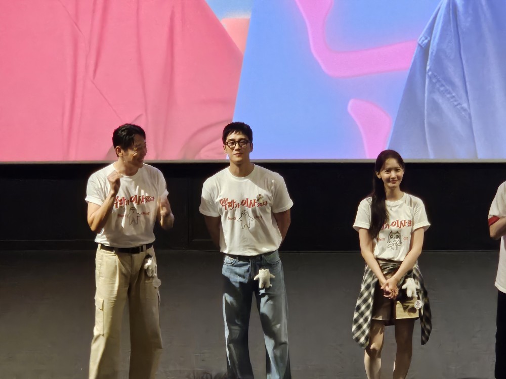 와.우! 연예인에 크게 관심이없엇는데 그냥 정신 나갈뻔했네요 와.우!!!!!!!!!!!!!!영화도 생각보다 전 재밌게봤어영!!담에 또 좋아하는 배우 나오는 무대인사 나오면 참여할게영! 벙 열어주셔서 감사합니다🫡
