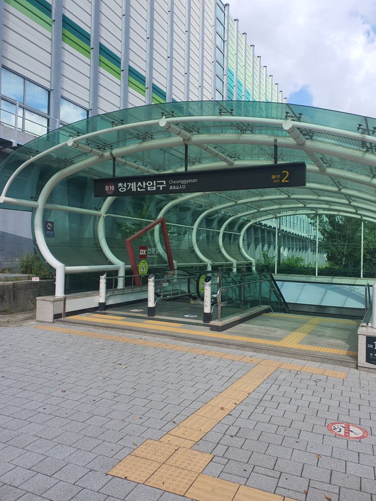 습하고 무더웠지만 청계산 다녀왔습니다
아무리 더워도 정상에서 성취감이 더 크니깐요~^^