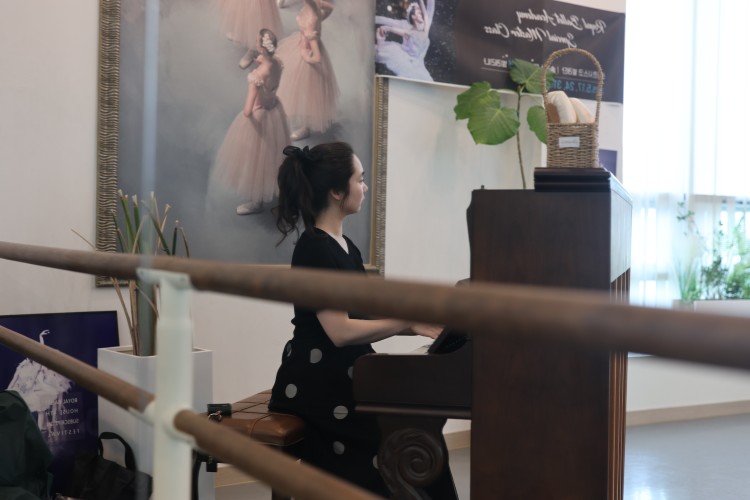 To be a class pianist.