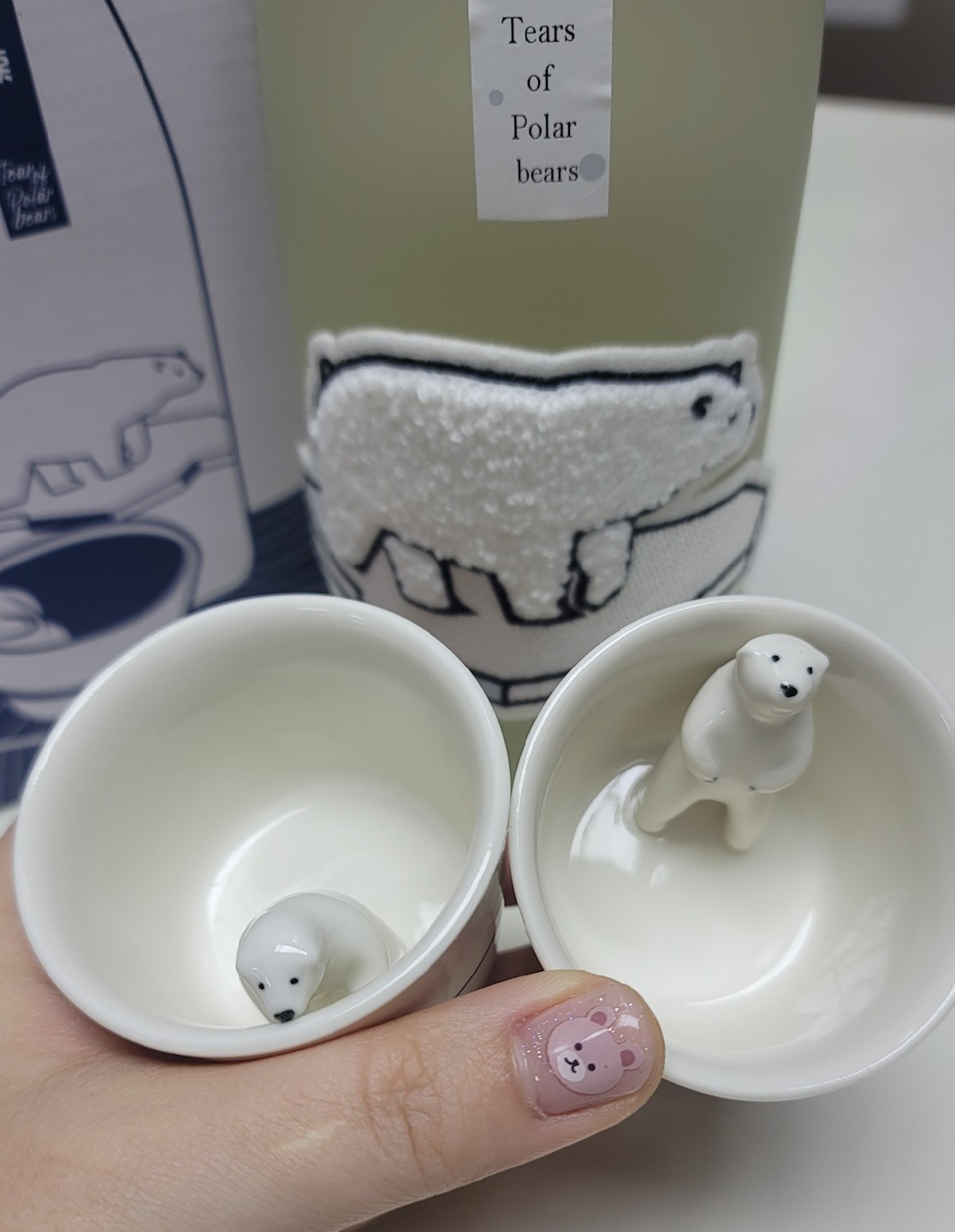 오늘은 술 들어오는 날(?)
졸귀탱 곰 술잔 🐻‍❄️
+@장식용(90남)
덕분에 맛본 가성비 쩌는 고량주 👍🏻

후후 다음주에 마셔야지이