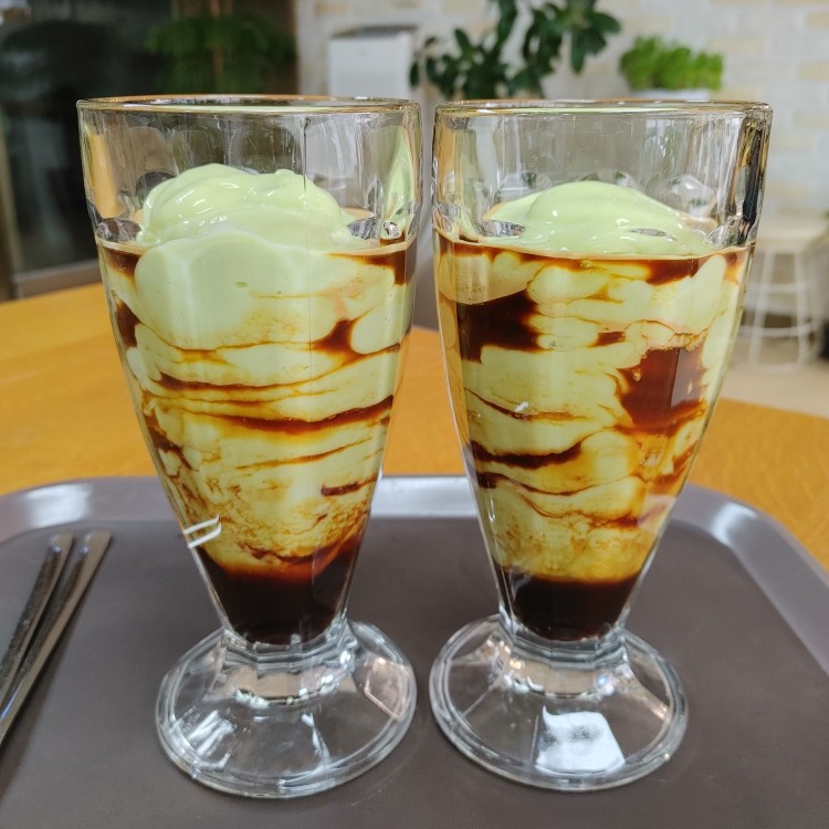 시원한거 한잔 ~~~
아보카도커피...얼룩얼룩한게
 좀 징그럽네;; 맛은 끝내주는데 ㅎ