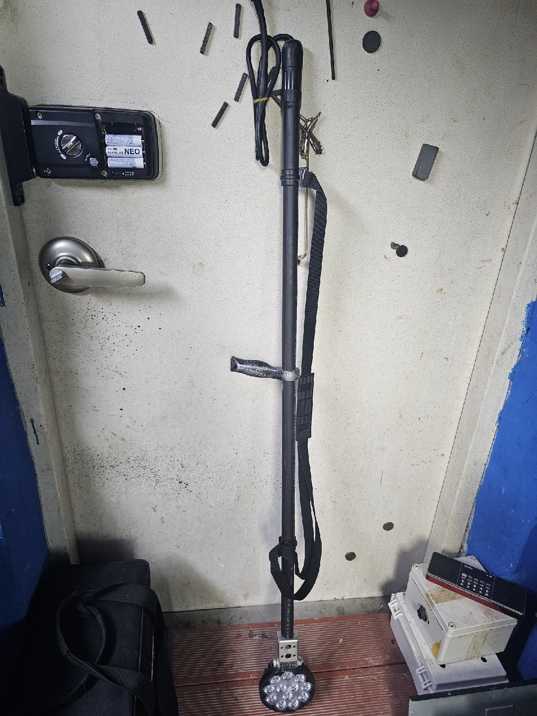 잠수부님 수중 써치  자루 변경작업 해 드렸습니다