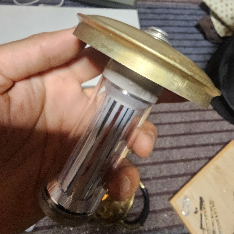 굴러다니는 양은 주전자를 조명으로요