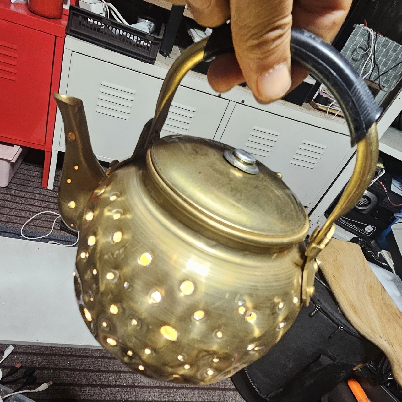 굴러다니는 양은 주전자를 조명으로요