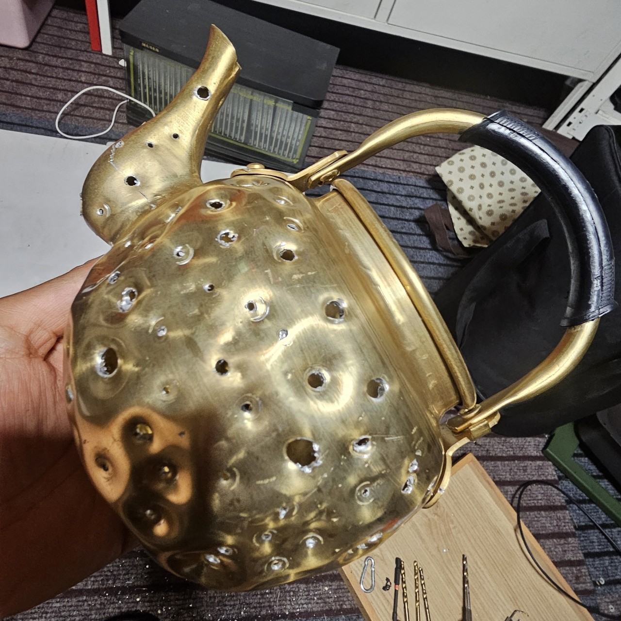 굴러다니는 양은 주전자를 조명으로요