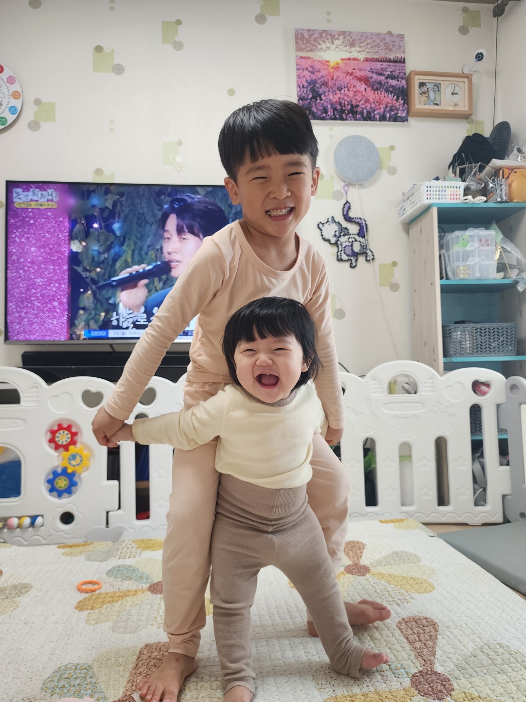 아기들이 걸음마를 시작해서 걸어다닐때 귀여워요~