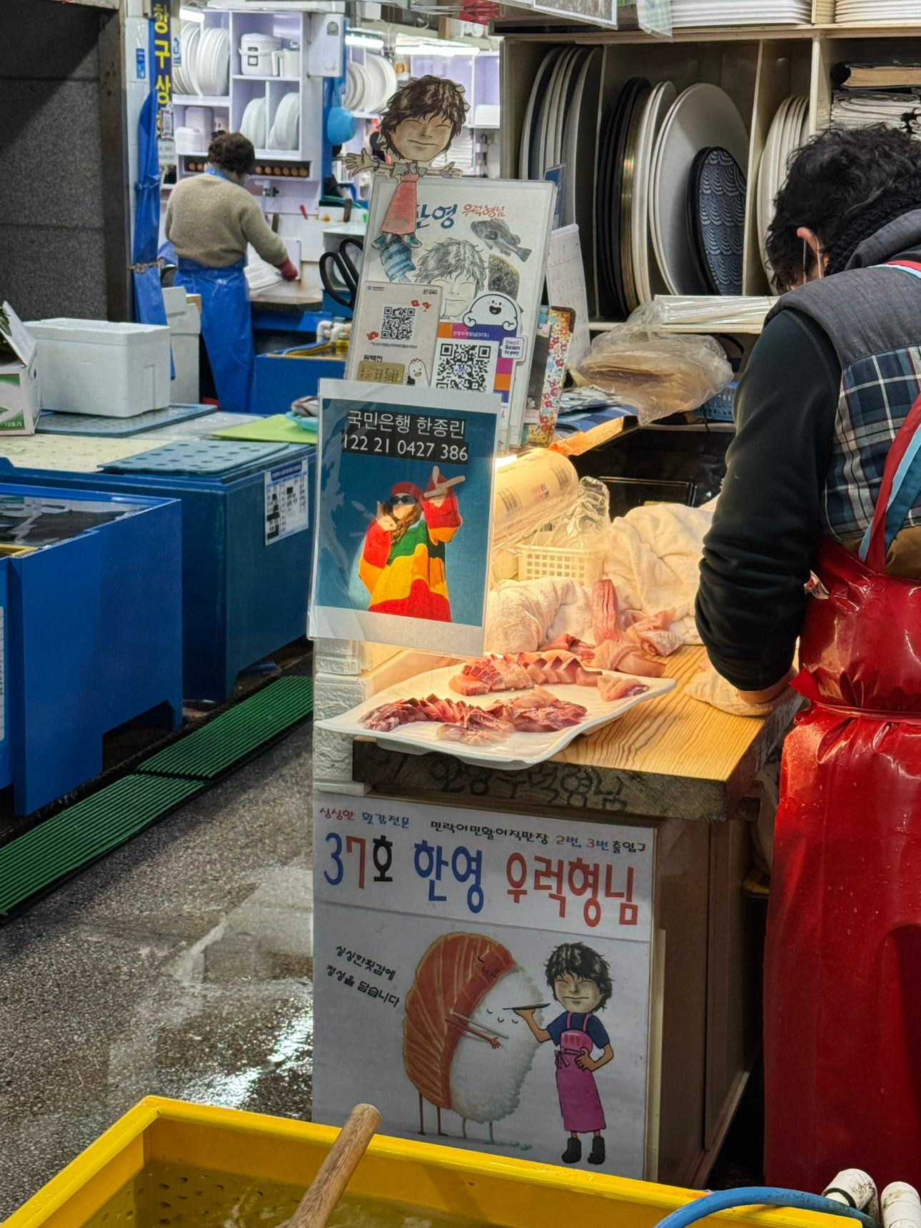 민락어민회센터에 우럭형님 3키로 방어 주문했는데 칼솜씨가 예술이었습니다.