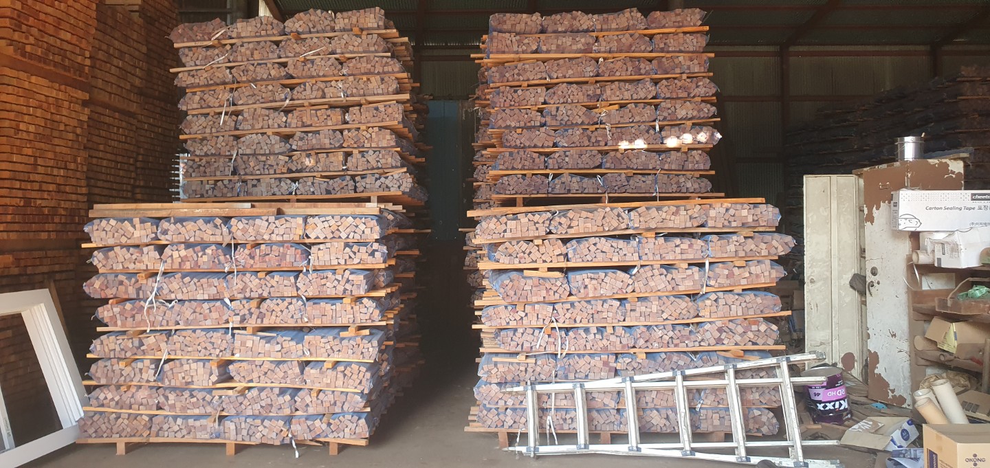 까페회원100명 돌파시 캠핑장작 원가에 폭탄세일 예정입니다 많은관심가져주시고 지인께도 추천