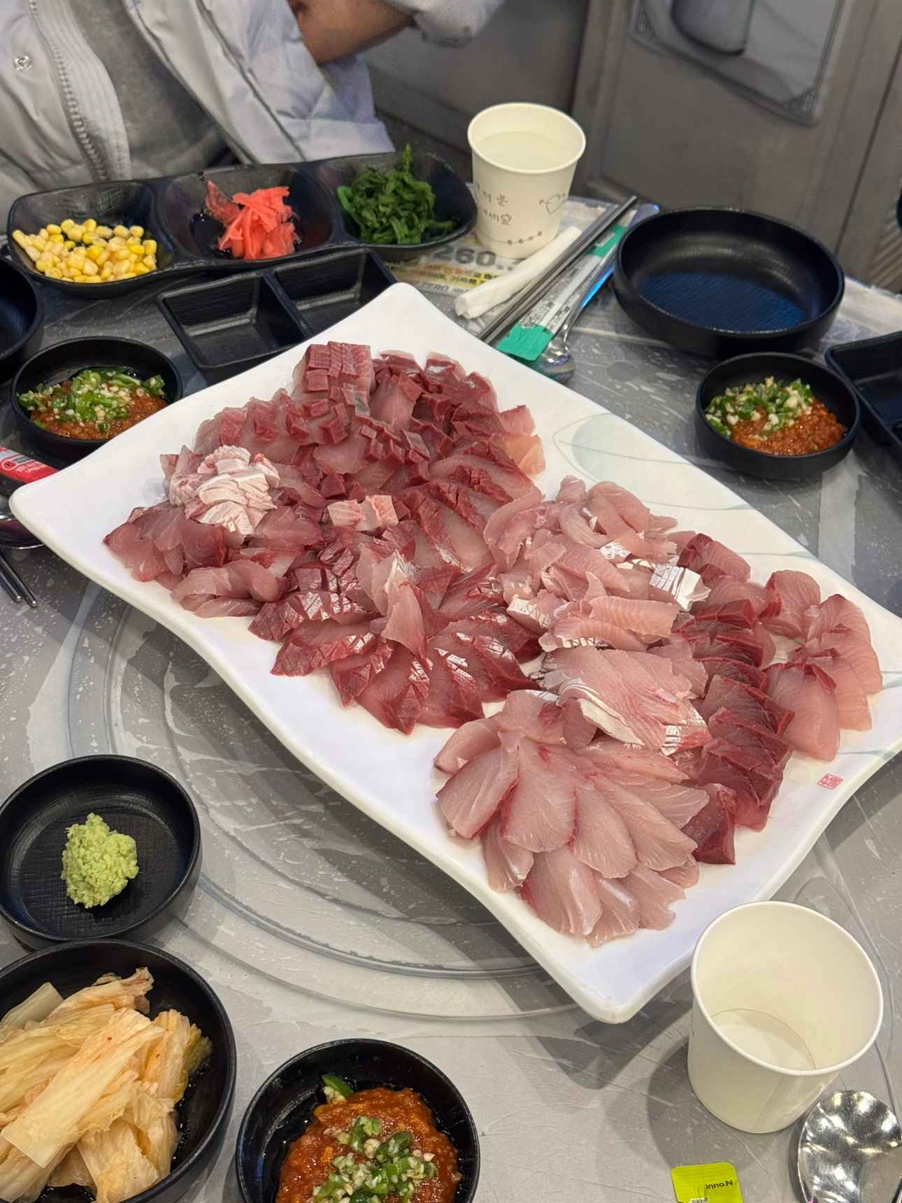 민락어민회센터에 우럭형님 3키로 방어 주문했는데 칼솜씨가 예술이었습니다.