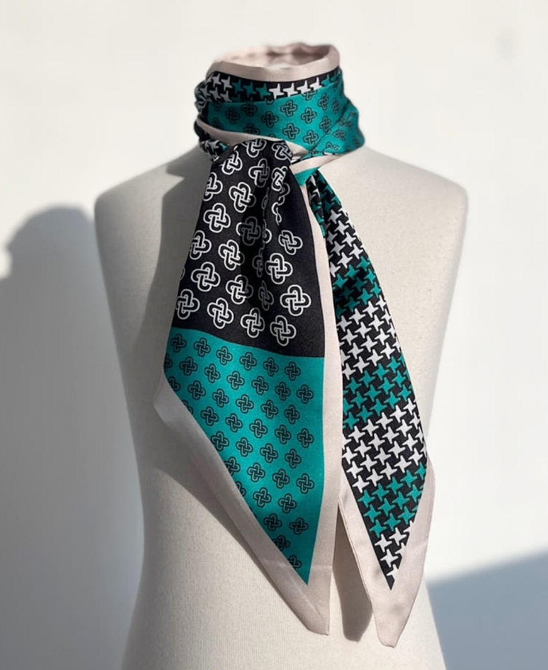 머플러가 불편한 분들은 겨울 실크 스카프!