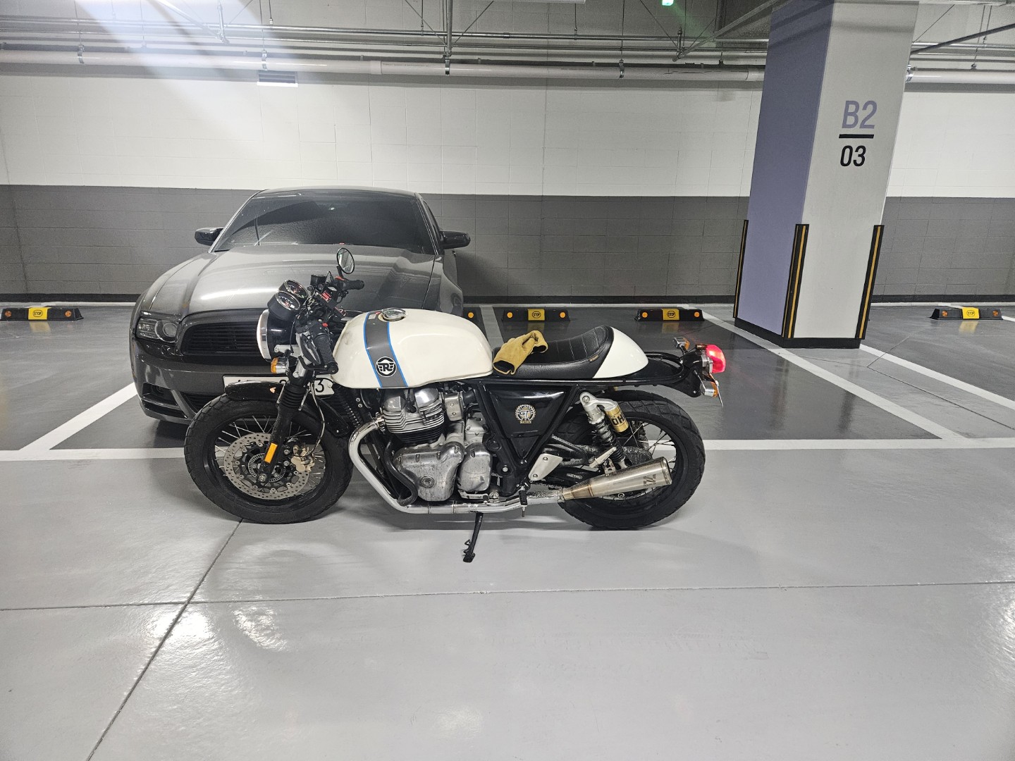 항상 클래식이 끌리더라구요 ㅎㅎ 카페레이서나 바버스타일 좋아합니다!