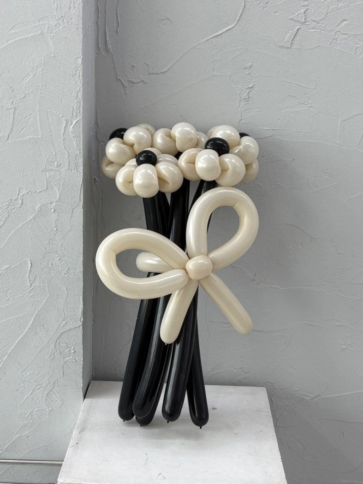 기념이 되는 날 함께 할 풍선을 만들고 있어요!