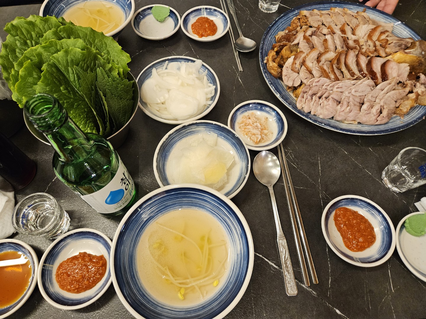 수안역에 위치한 한양족발이 기억에 많이 남았습니다