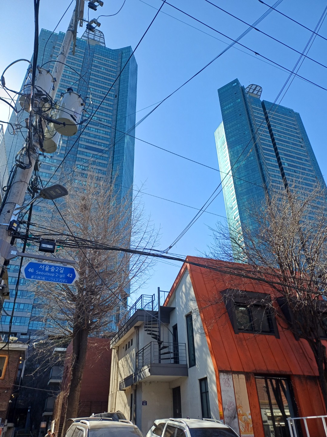 성수동 아뜰리에 카페거리에 왔어요.