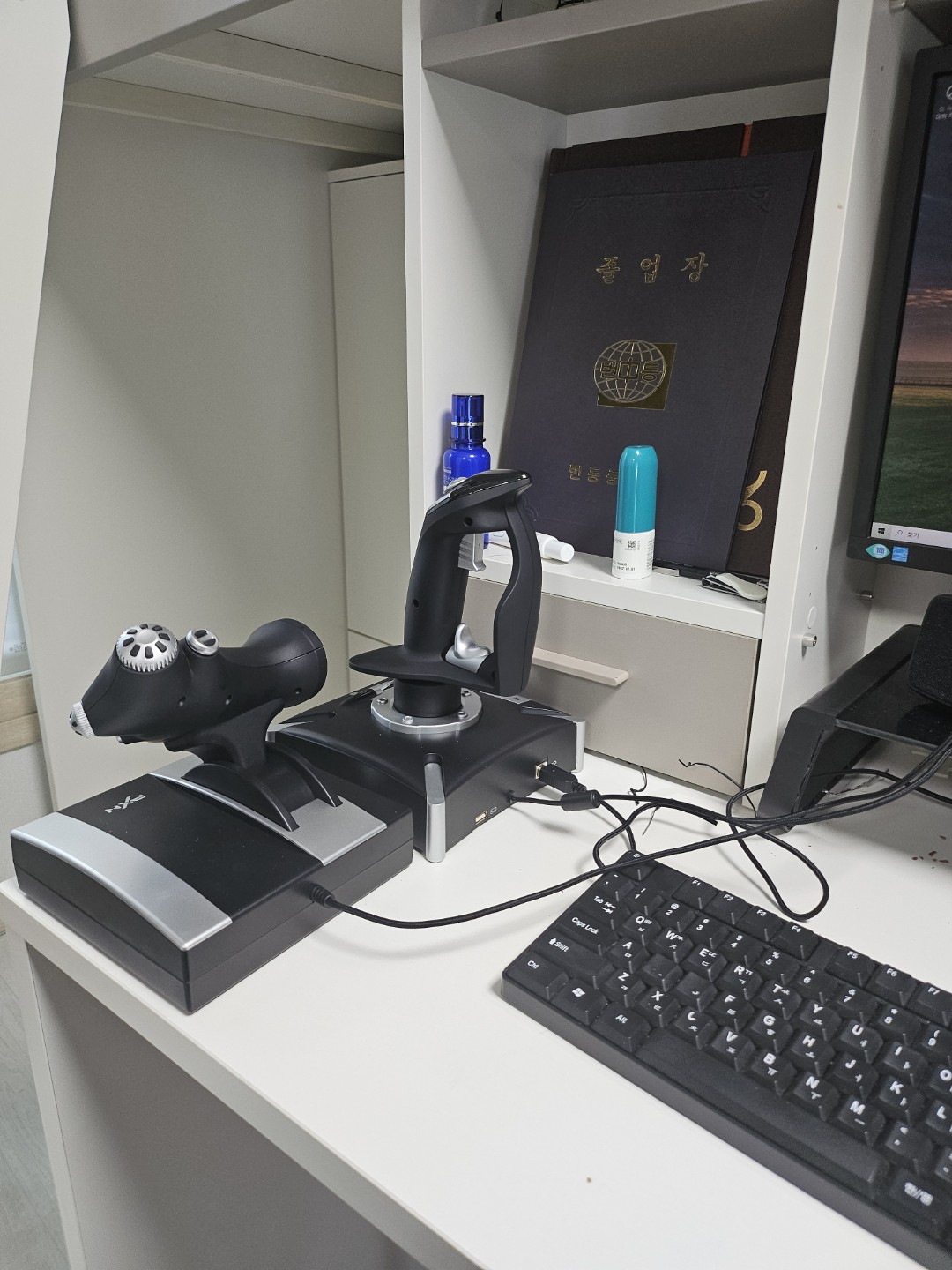 조이스틱이랑 스로틀 크기보소;;