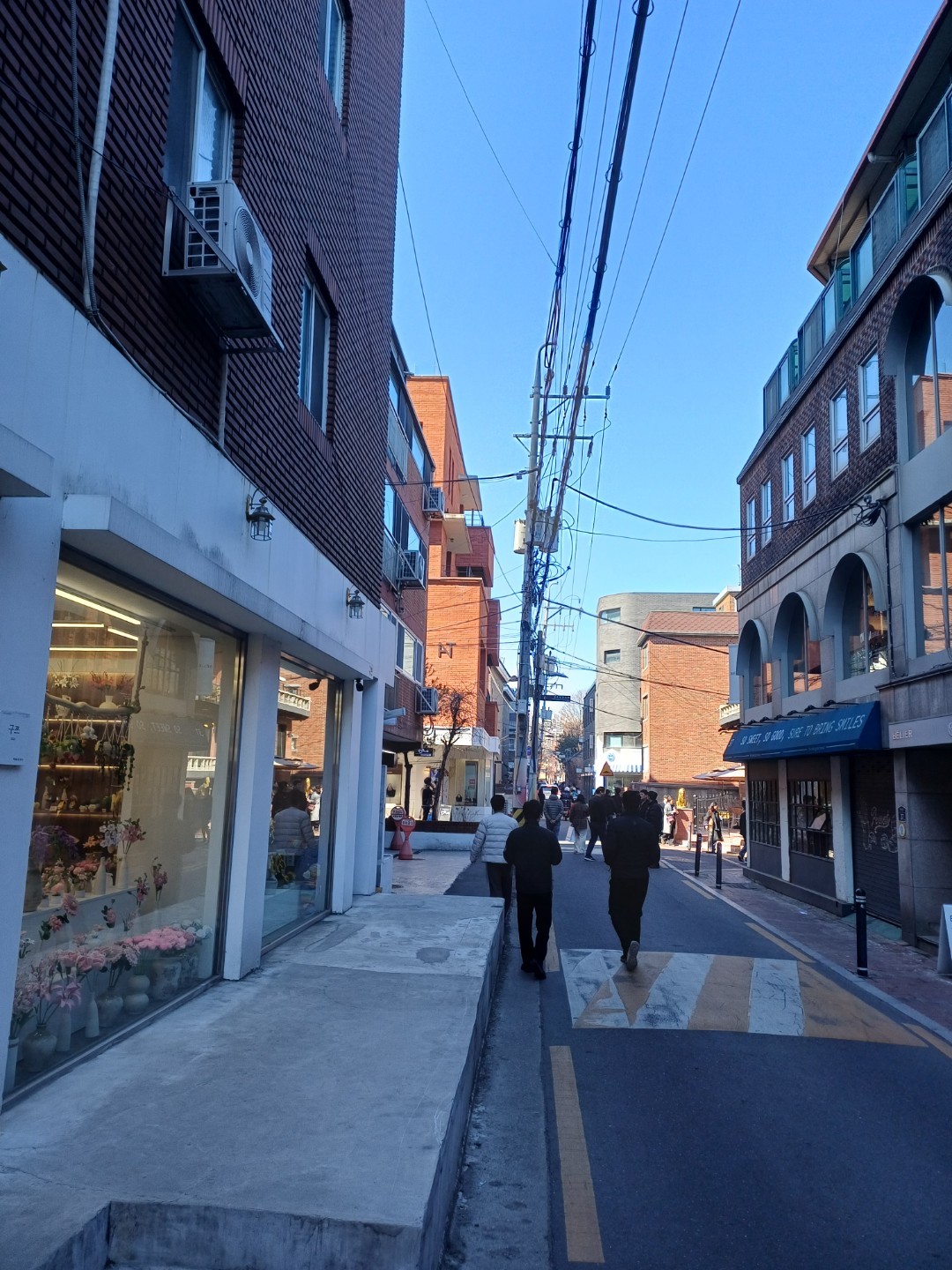 성수동 아뜰리에 카페거리에 왔어요.