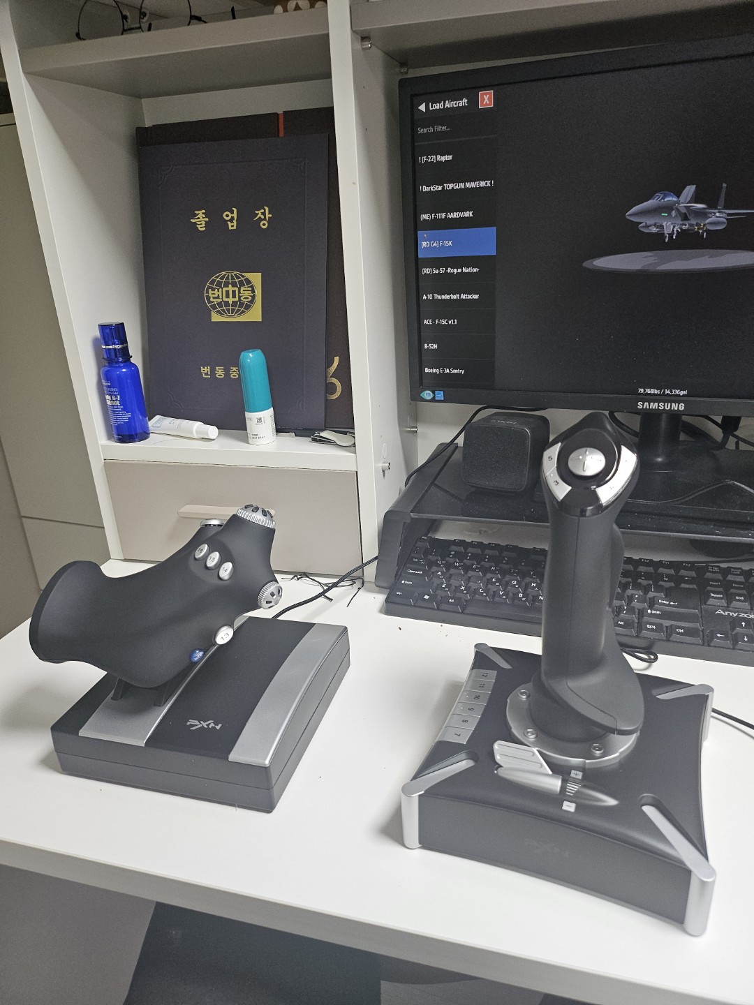 조이스틱이랑 스로틀 크기보소;;