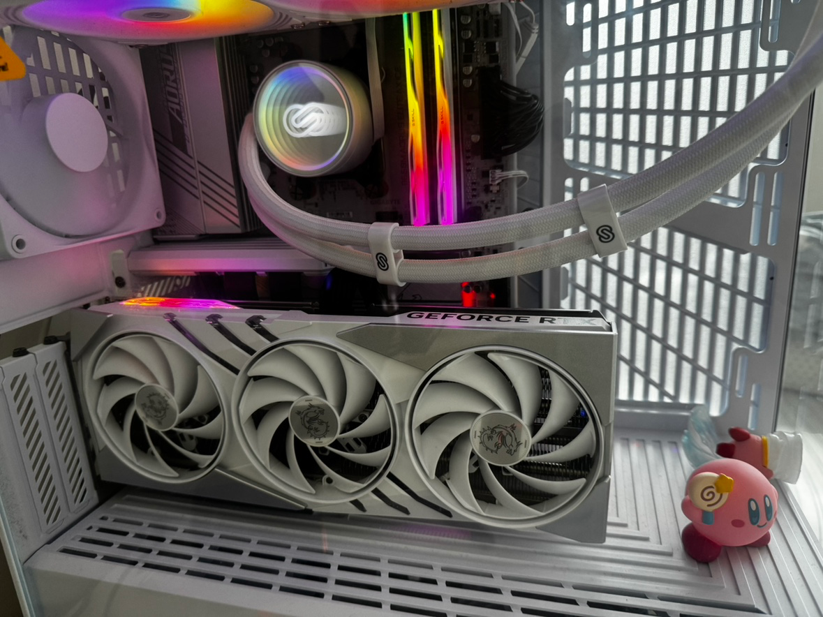 최대한 화이트로 맞춘 4070 구성pc!!