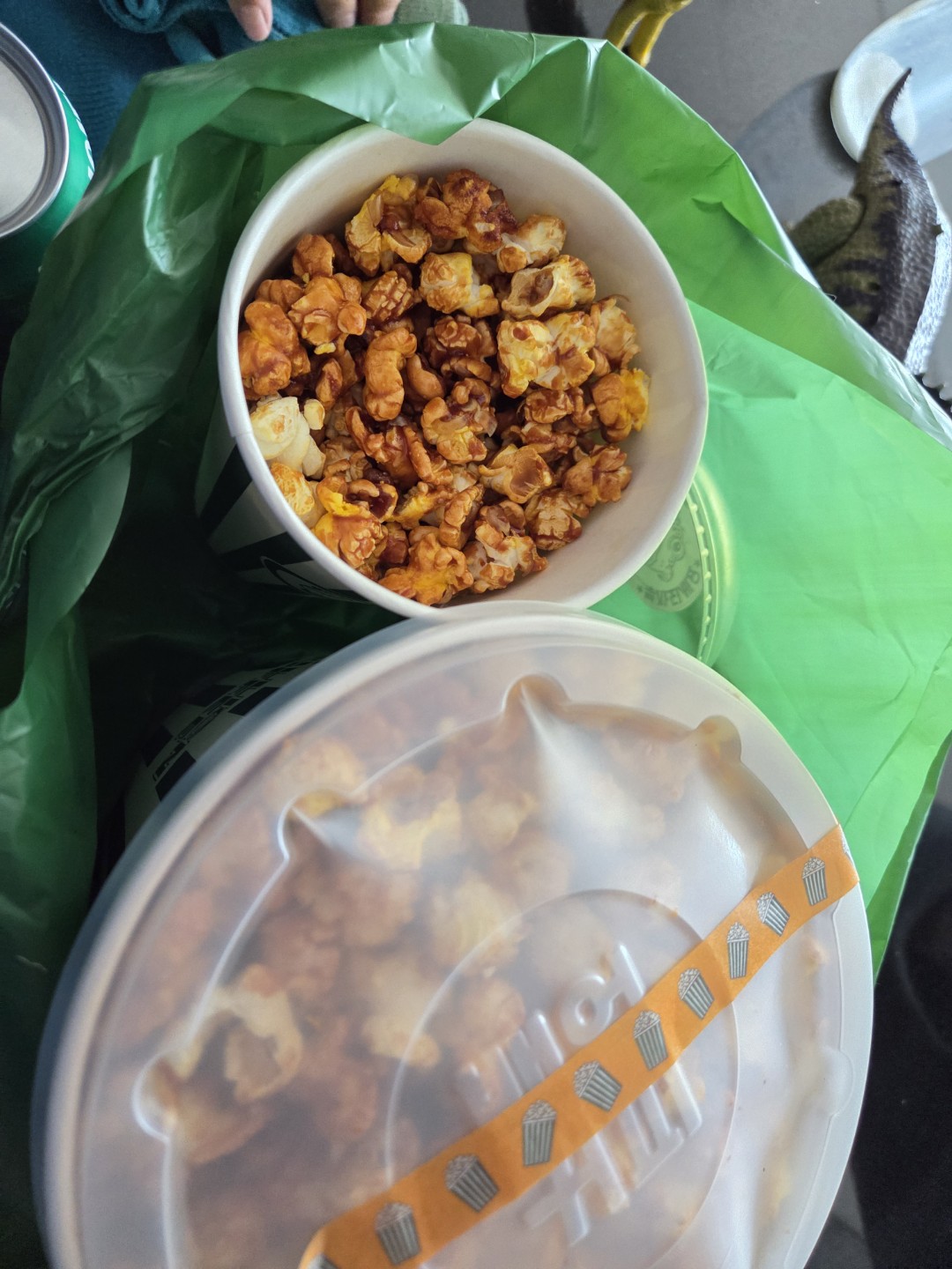 백억커피 팝콘 맛있네요 ㅎㅎㅎ