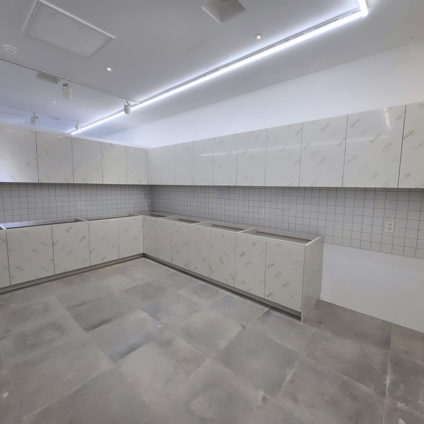 안녕하세요 가구 시공하고있는