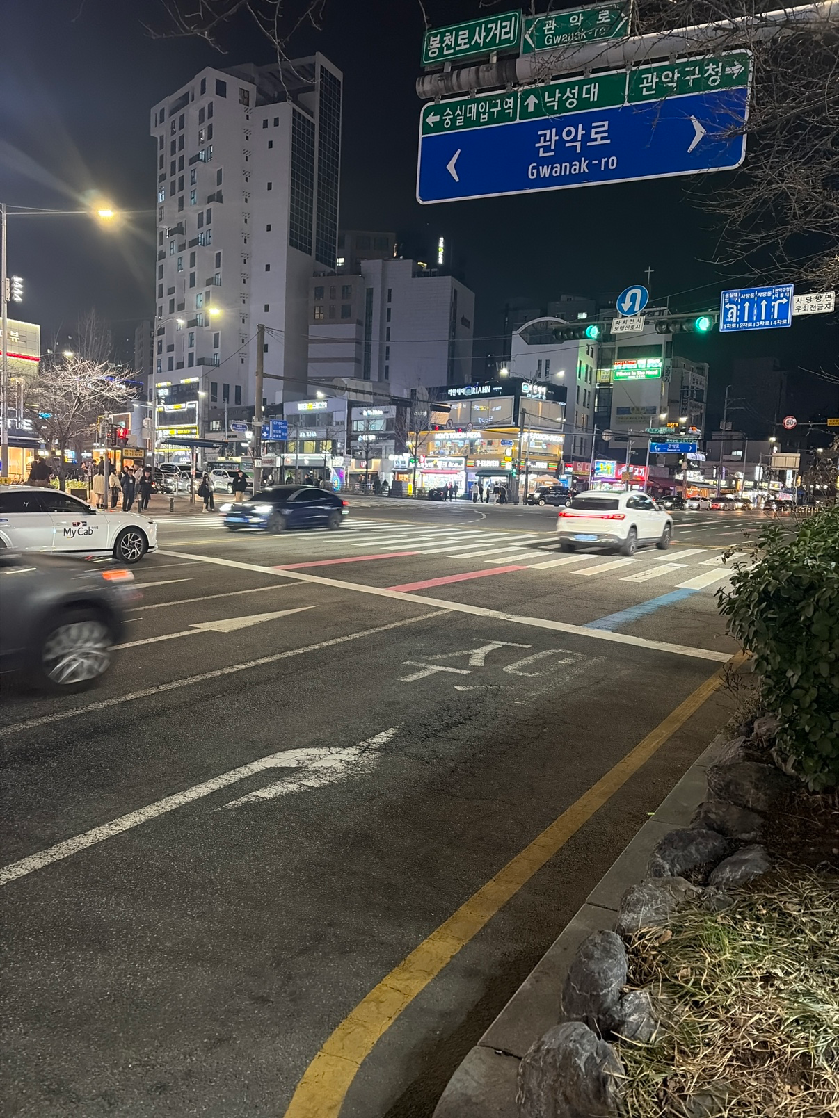 첫콜 마무리하고 내린곳 서울대역입구…한산하네요 월요일 ㅠ
