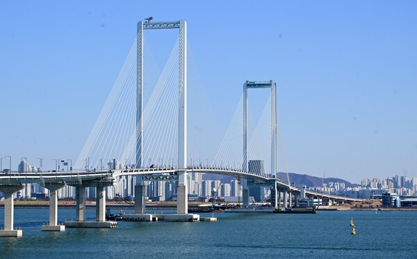 오는 4월부터 모든 인천시민은 청라하늘대교를 무료로 이용할 수 있게 됩니다.