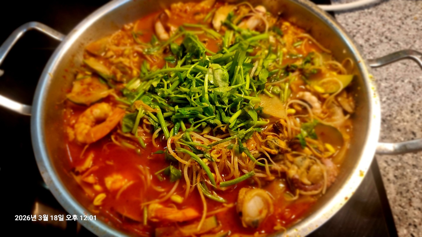 오늘 아점은 얼큰 해물짬뽕