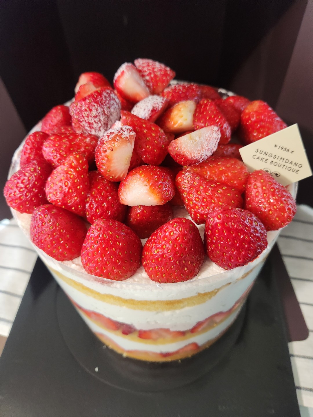 성심당 딸기설기 첨 맛보는데 맛있네요