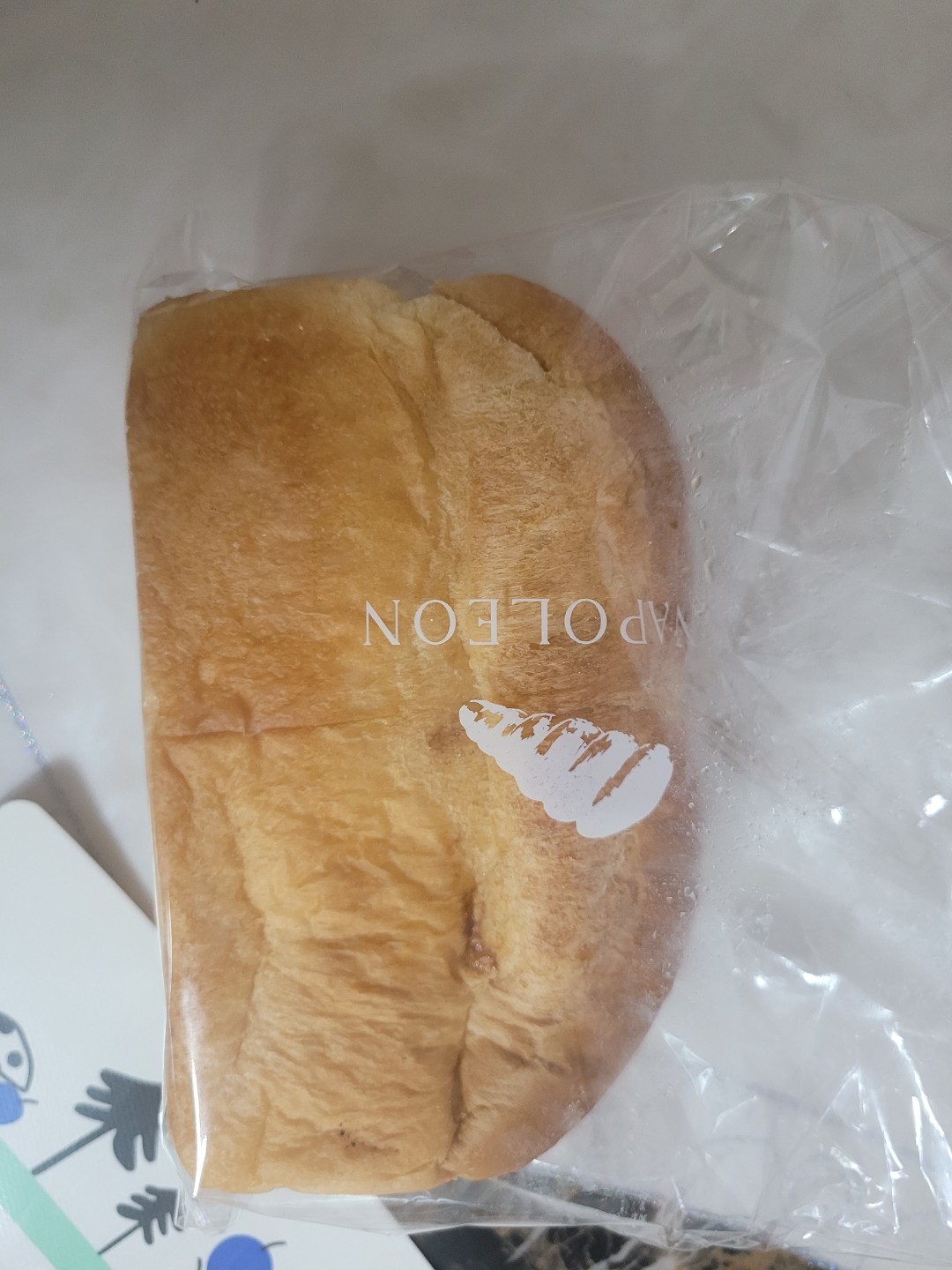 딸기 식빵이라는걸 아이아빠가 사왔어요