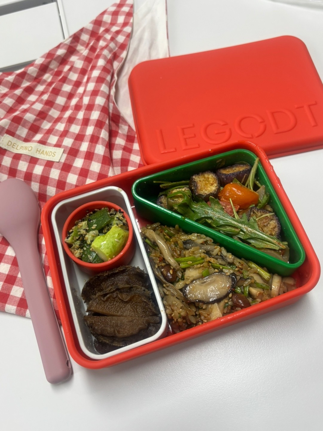 미나리를 넣은 버섯솥밥