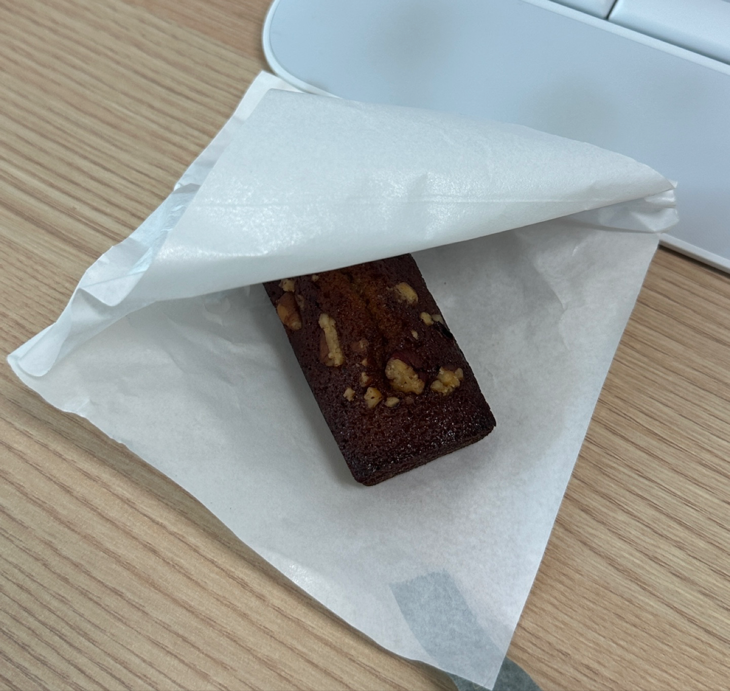 옆자리 회사 분이 휘낭시에를 나눠줬어요 ☺️