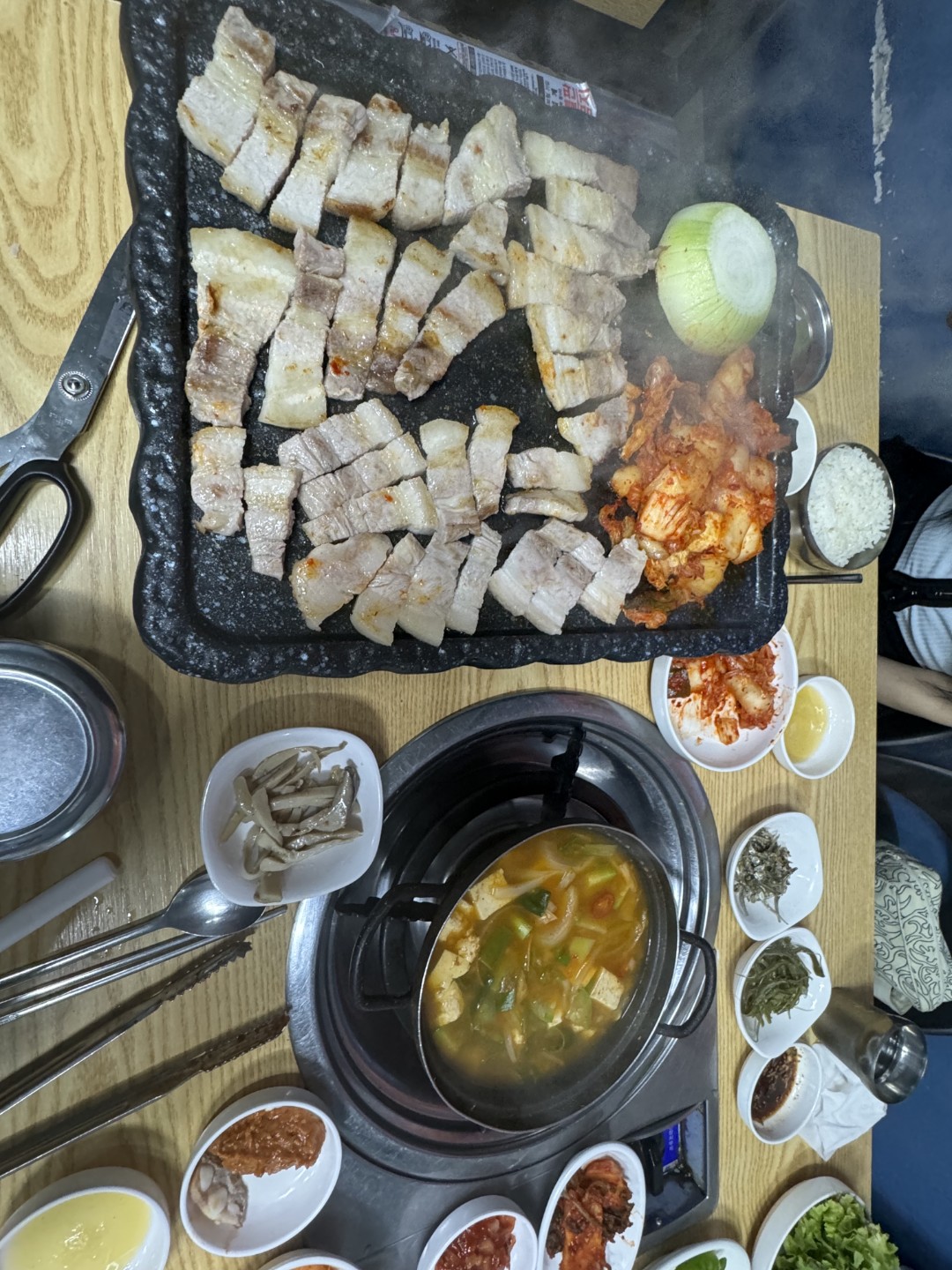 대충 끼니라도 때우자 지질아...