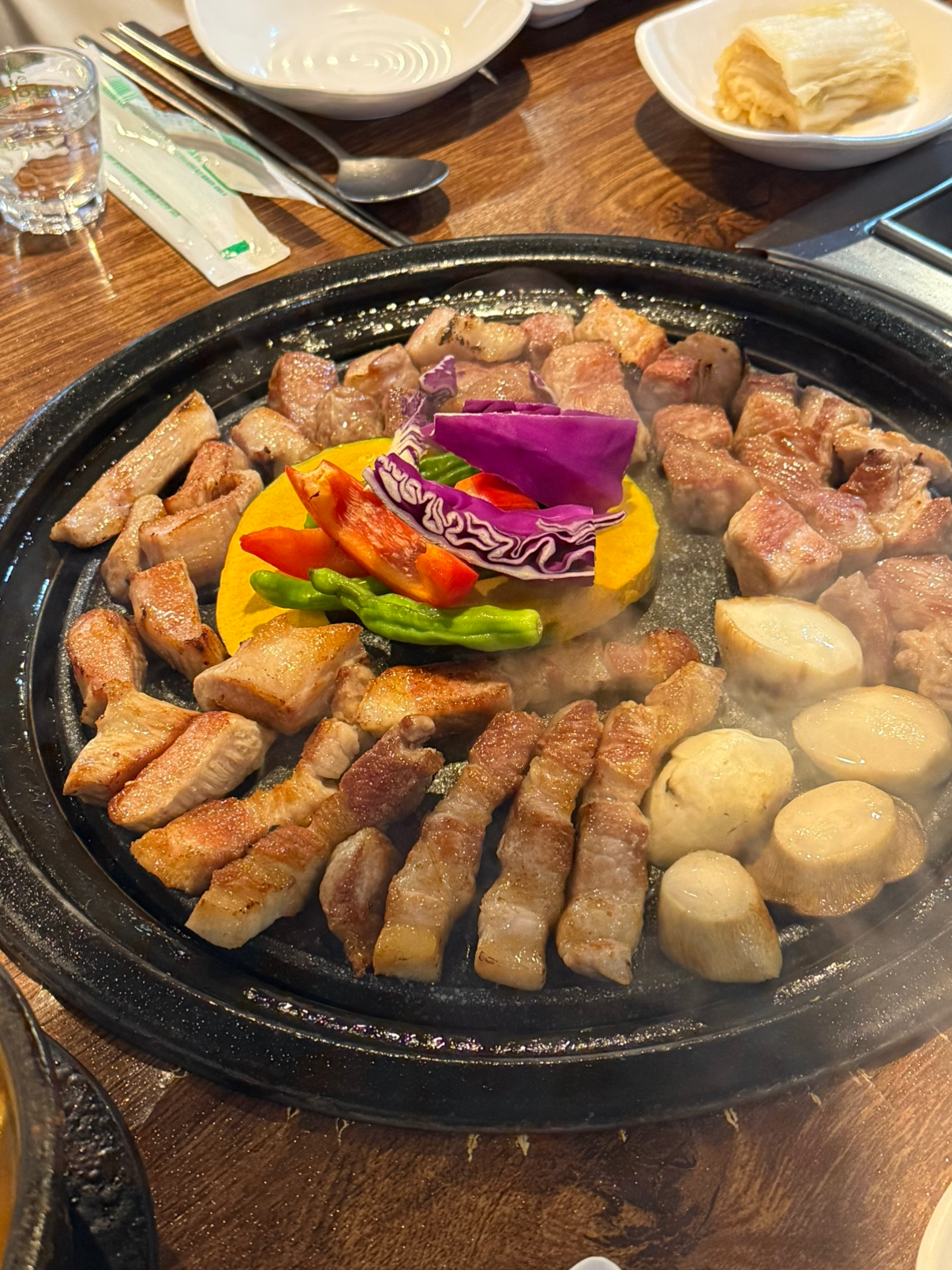 고기집에서 봄동 비빕밥을 먹어 봤습니다