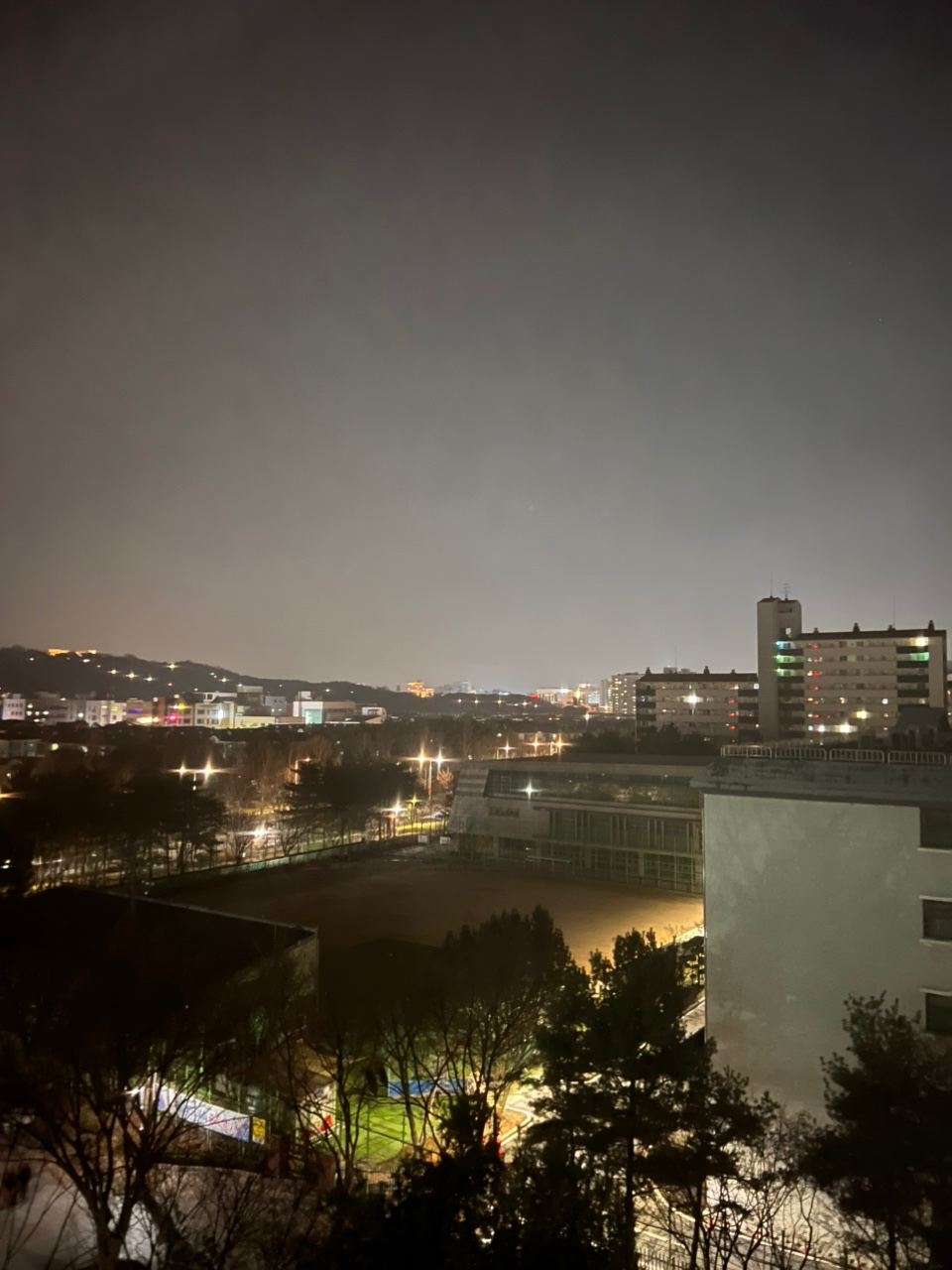 저녁 아파트에서 본 하늘