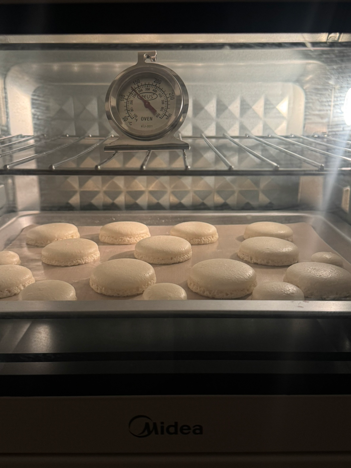 요즘 마카롱을 도전하고 있습니다! 꼬끄도, 크림도 아직 어려지만 성공하고 싶어요😊