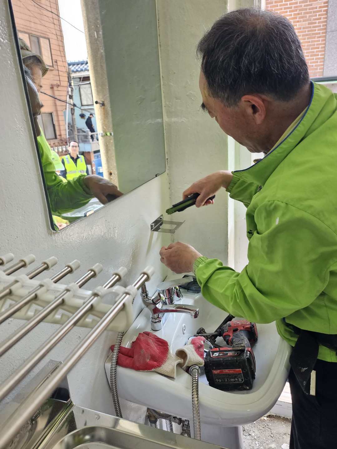 취약계층 집수리 봉사샷 공유