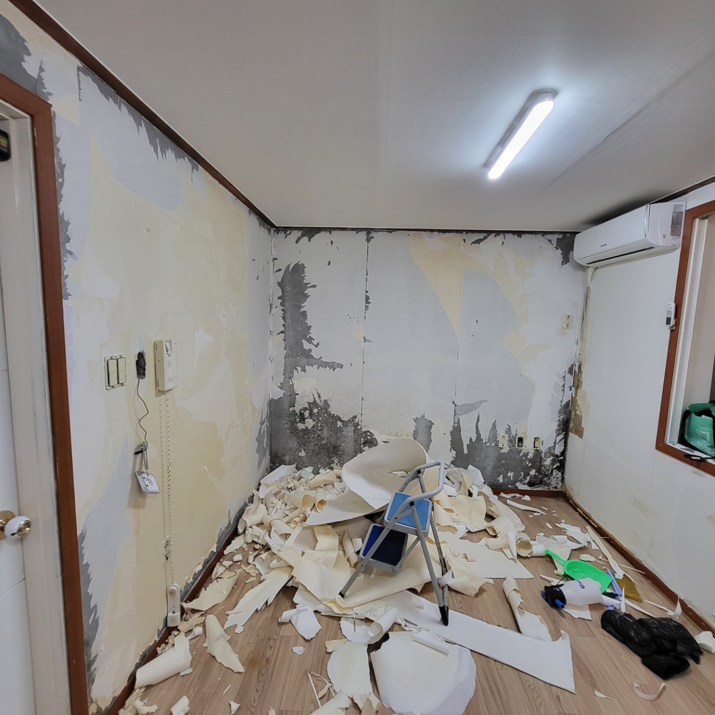 도배 뜯는것 부터 배워보아요