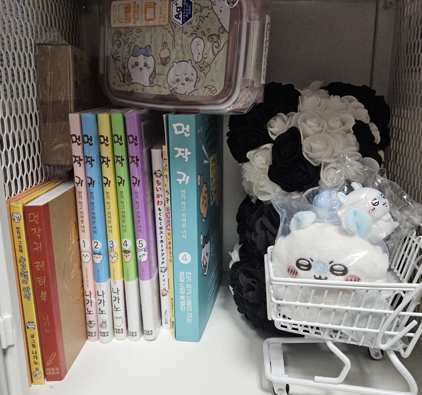 우사기 치이카와 좋아해요~ 모몽가는 색감이 예뻐서 좋아져 모으고 있네요🥰