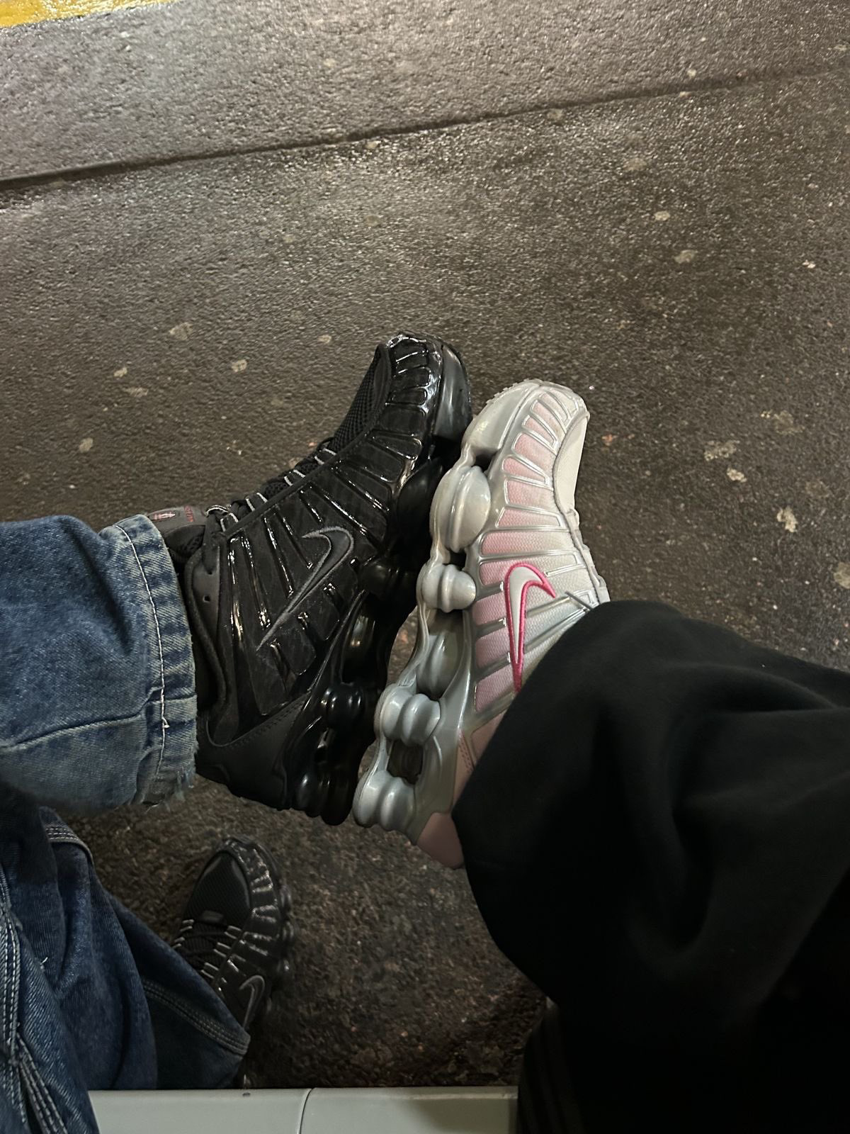 존재감 있는 힙한 운동화를 찾는다면 ..