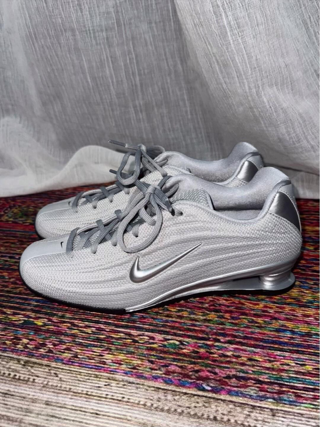 존재감 있는 힙한 운동화를 찾는다면 ..