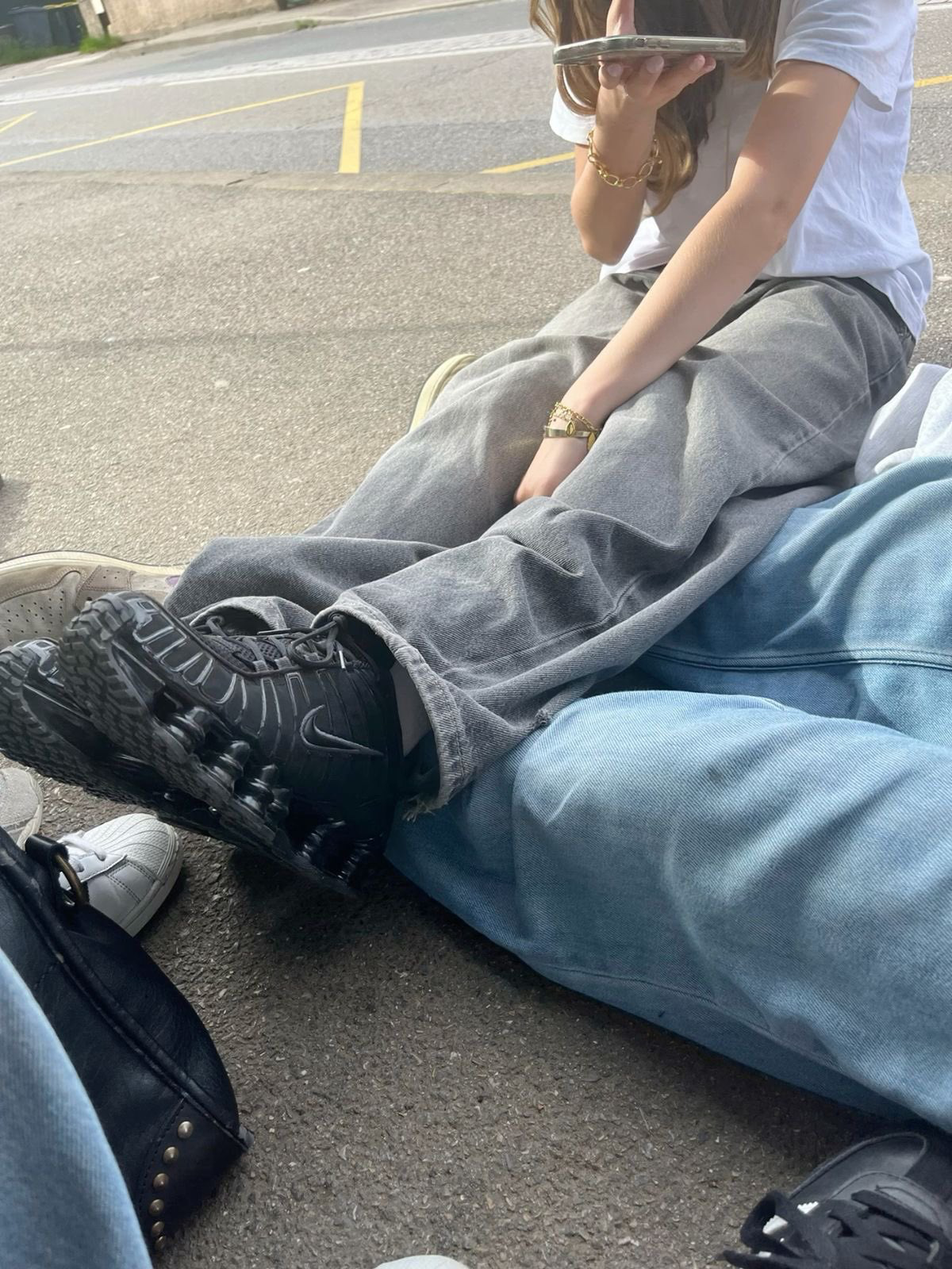 존재감 있는 힙한 운동화를 찾는다면 ..