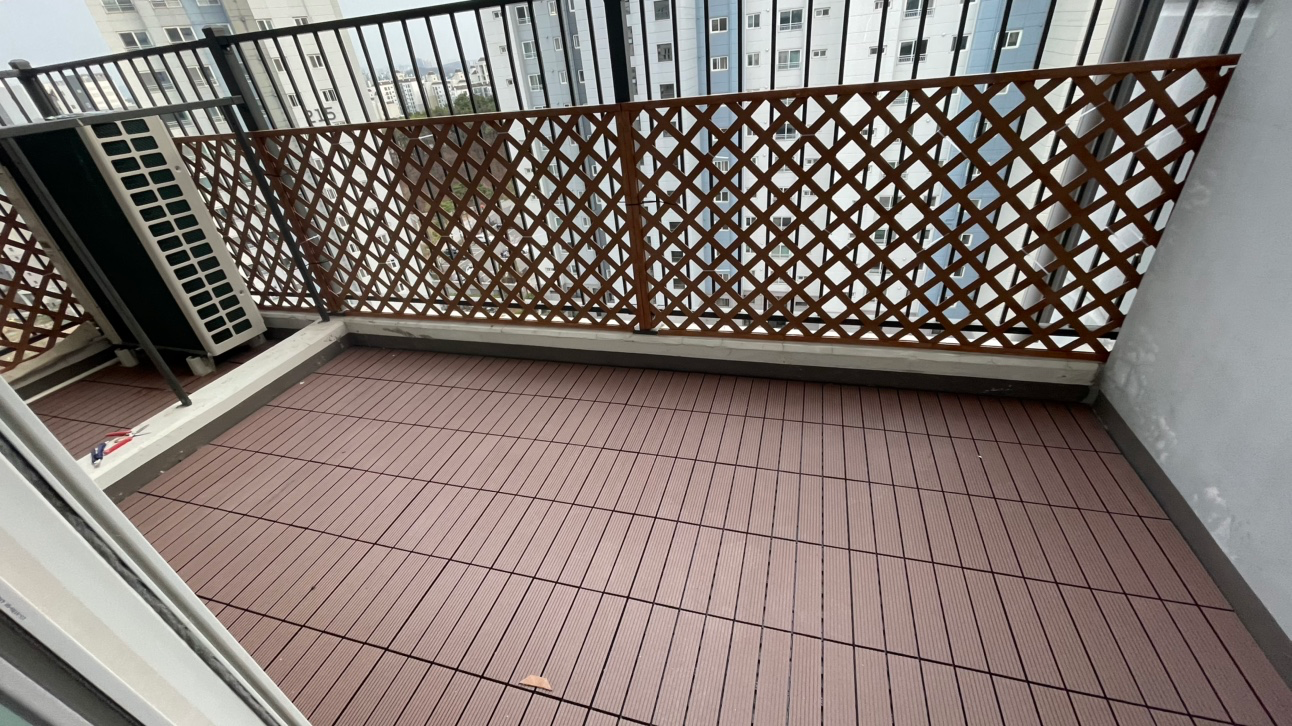 아파트 베란다를 합성목재 데크타일로 마감