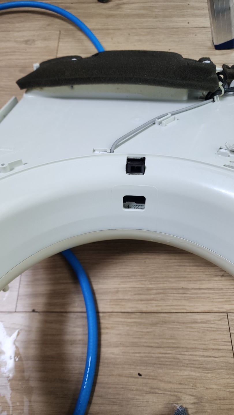 냄새나는 에어컨 곰팡이가 원인입니다.