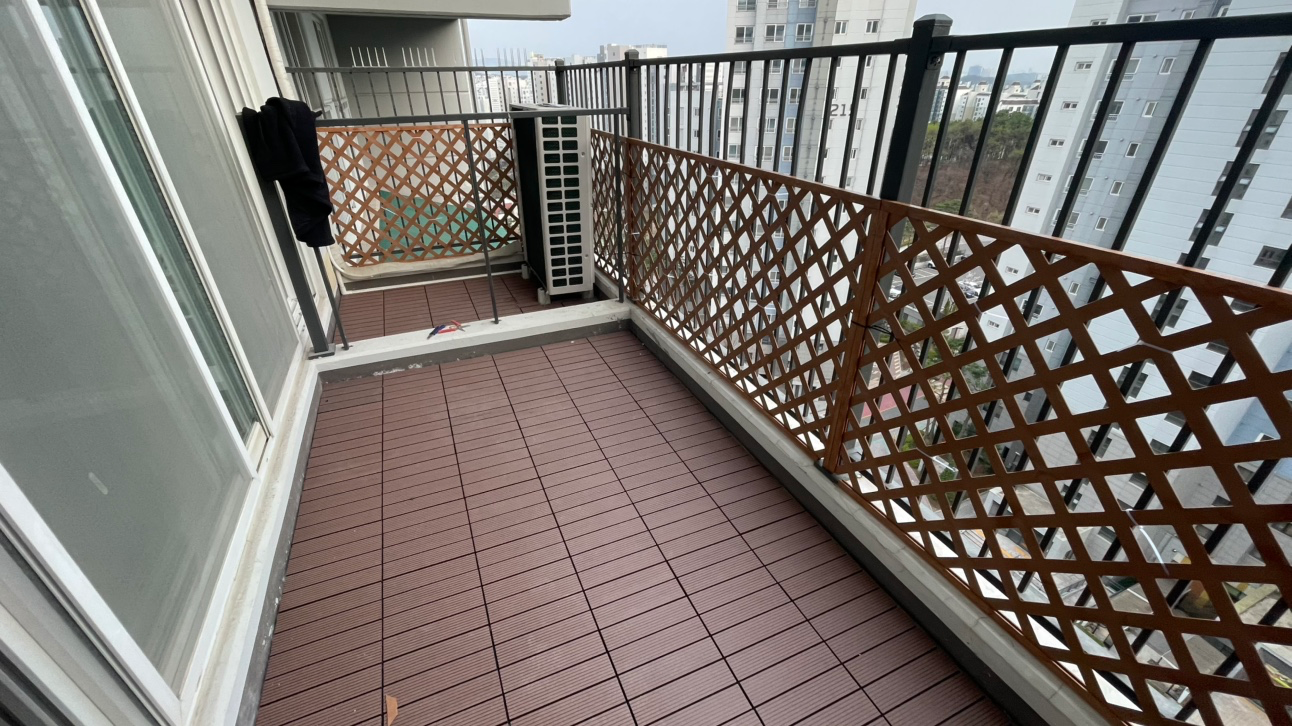 아파트 베란다를 합성목재 데크타일로 마감