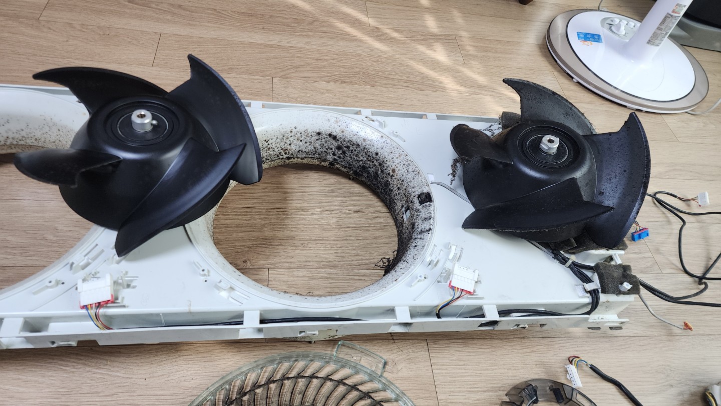 냄새나는 에어컨 곰팡이가 원인입니다.