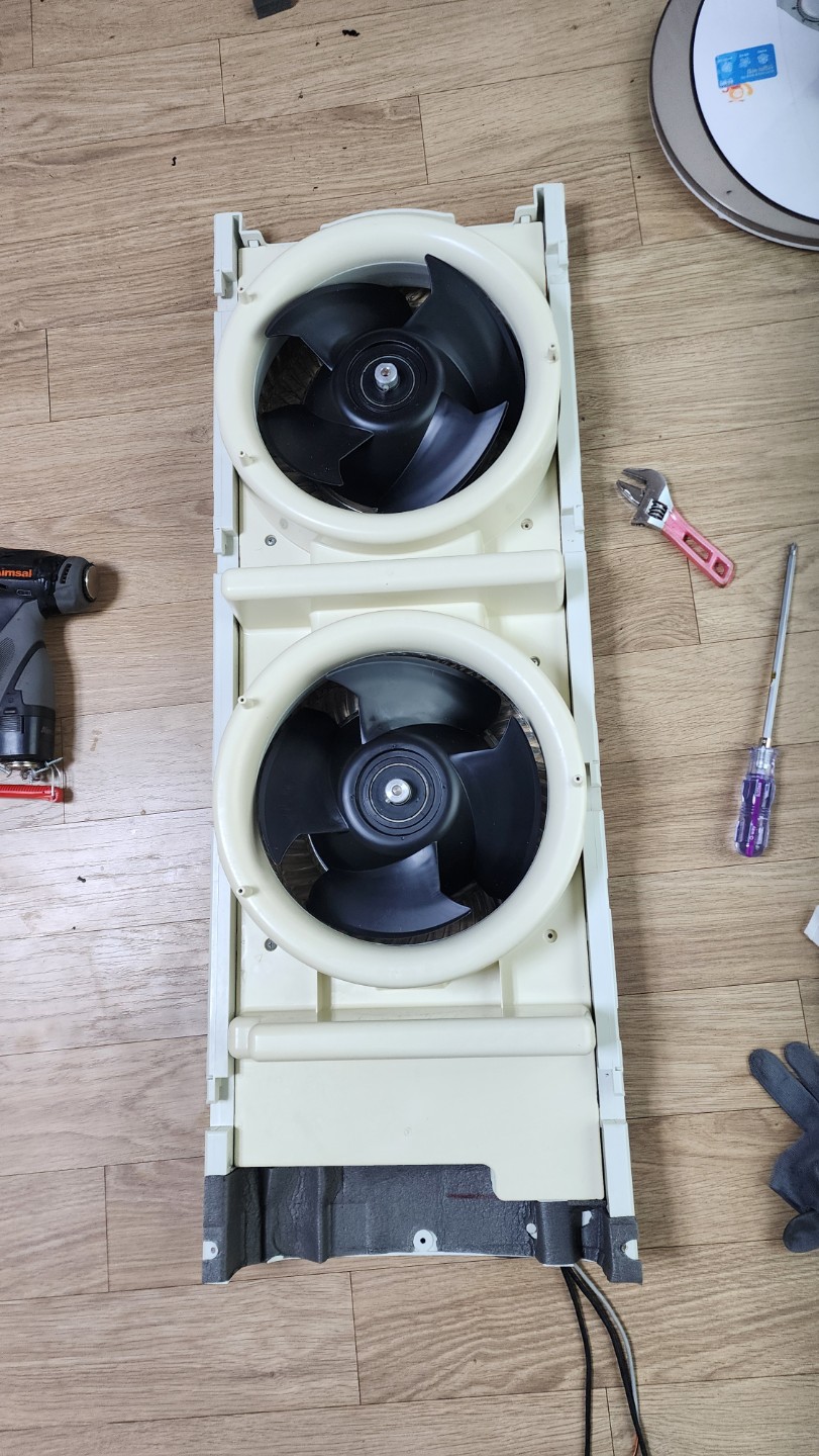 냄새나는 에어컨 곰팡이가 원인입니다.